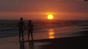 szerelmes par seta naplemente tengerpart