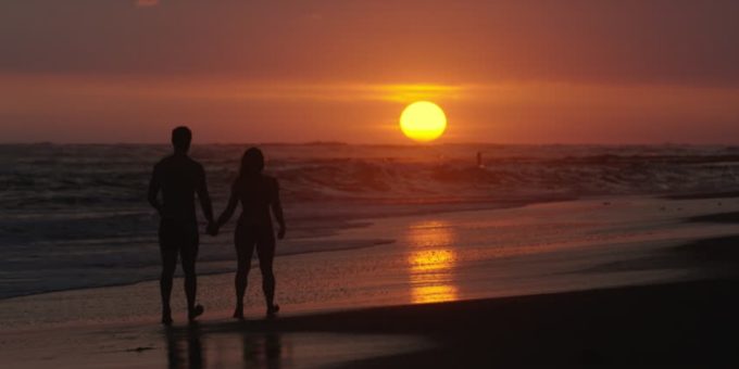 szerelmes par seta naplemente tengerpart